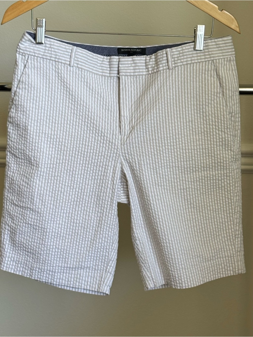 Banana Republic White Seersucker Women's Shorts size 10 pre-owned